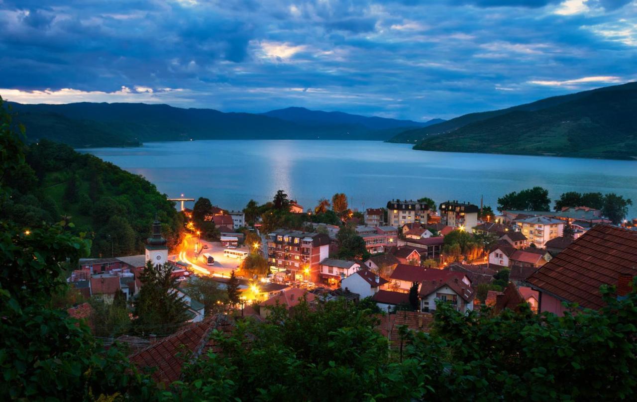 Apartman Julija Donji Milanovac Esterno foto