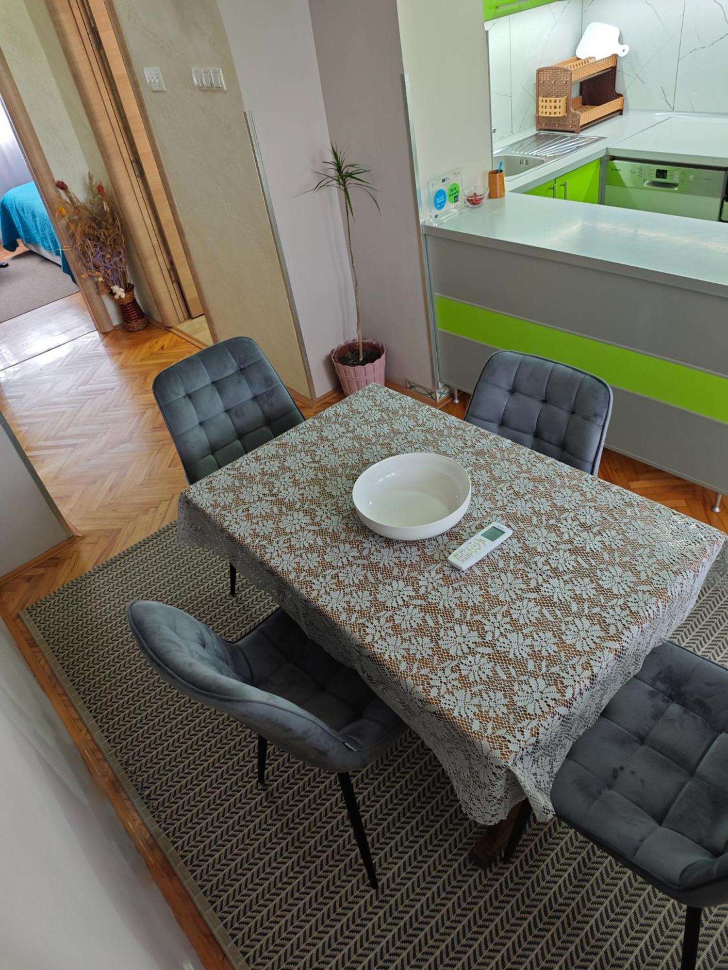 Apartman Julija Donji Milanovac Esterno foto