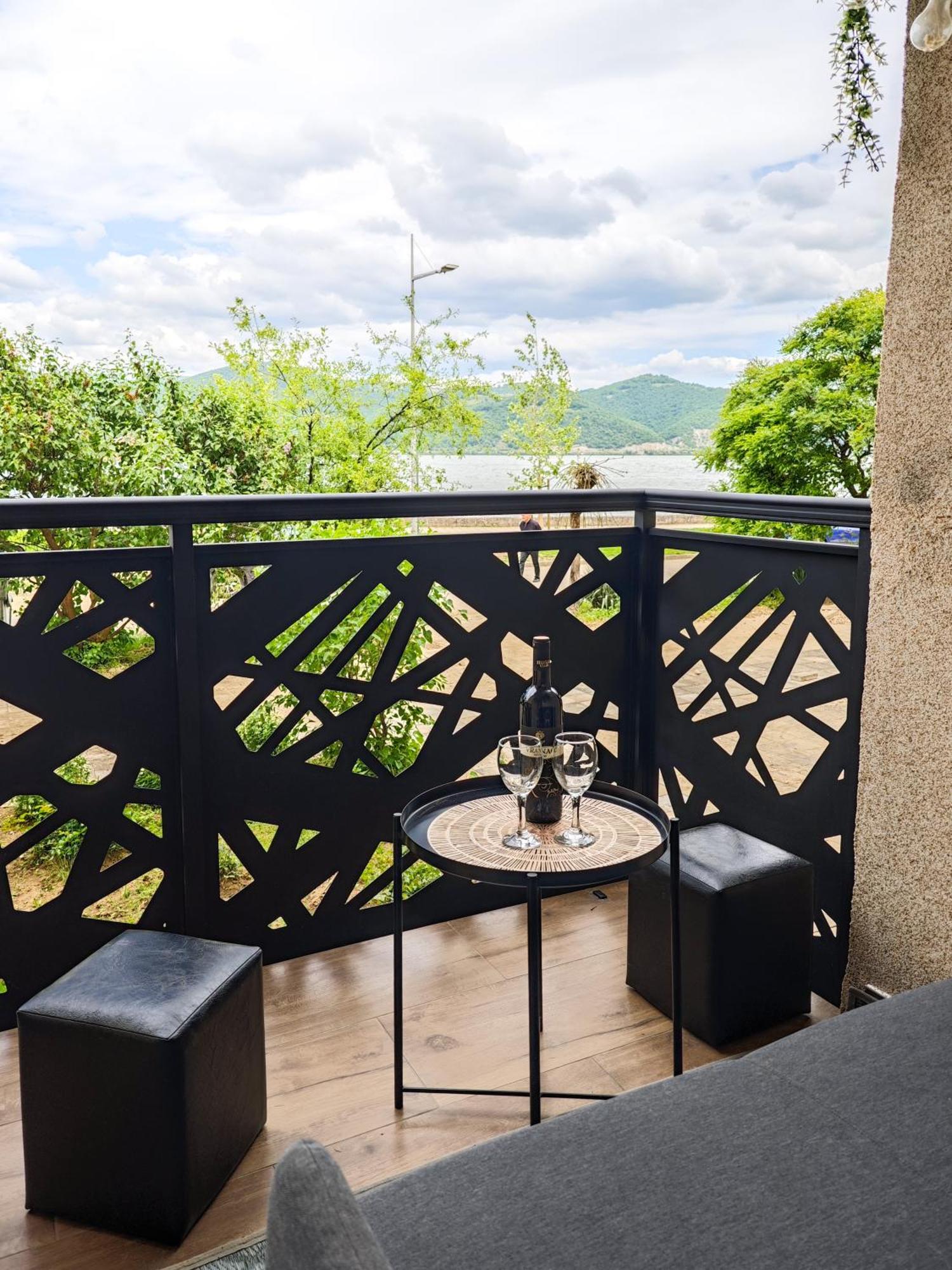 Apartman Julija Donji Milanovac Esterno foto