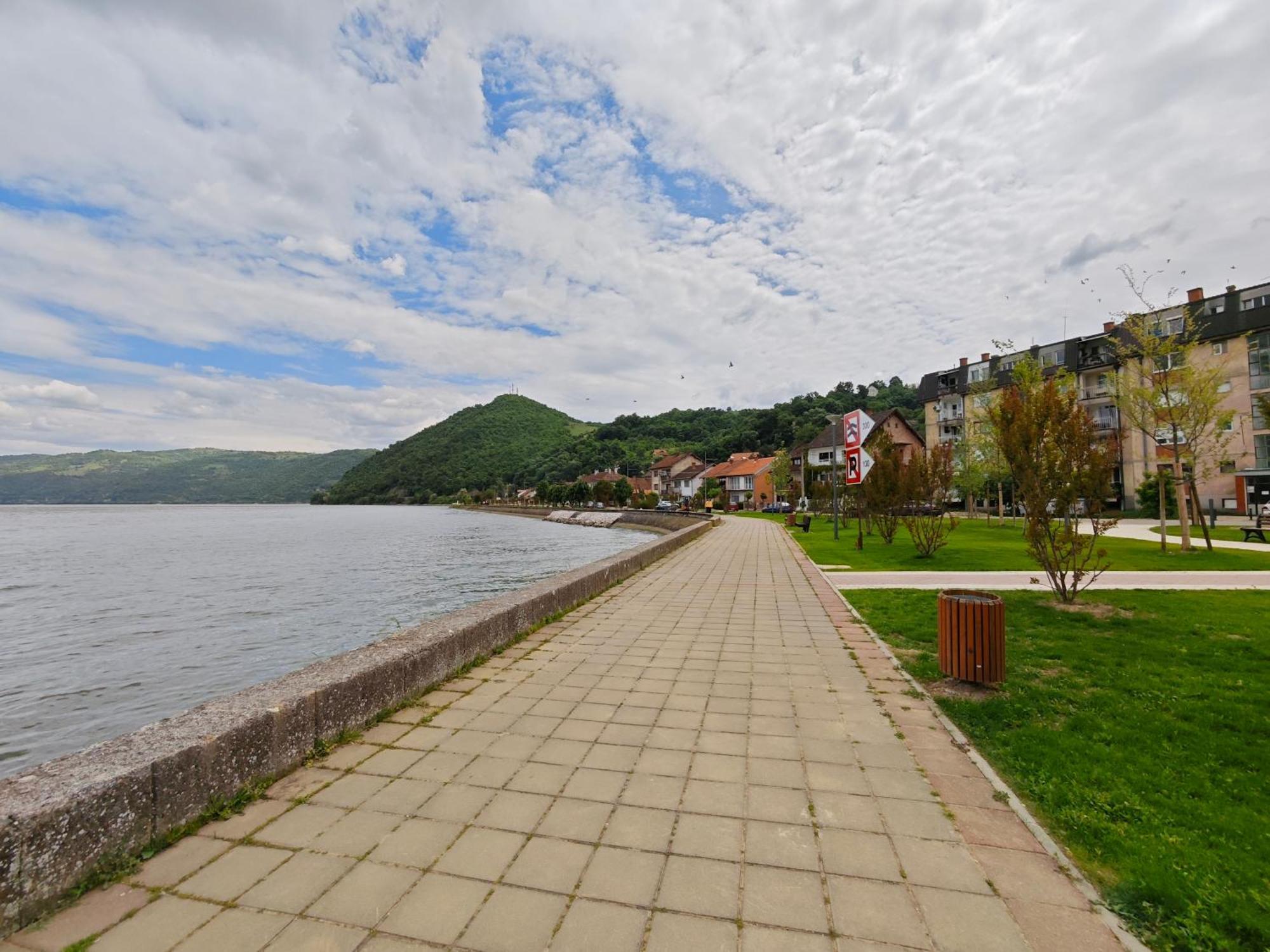 Apartman Julija Donji Milanovac Esterno foto