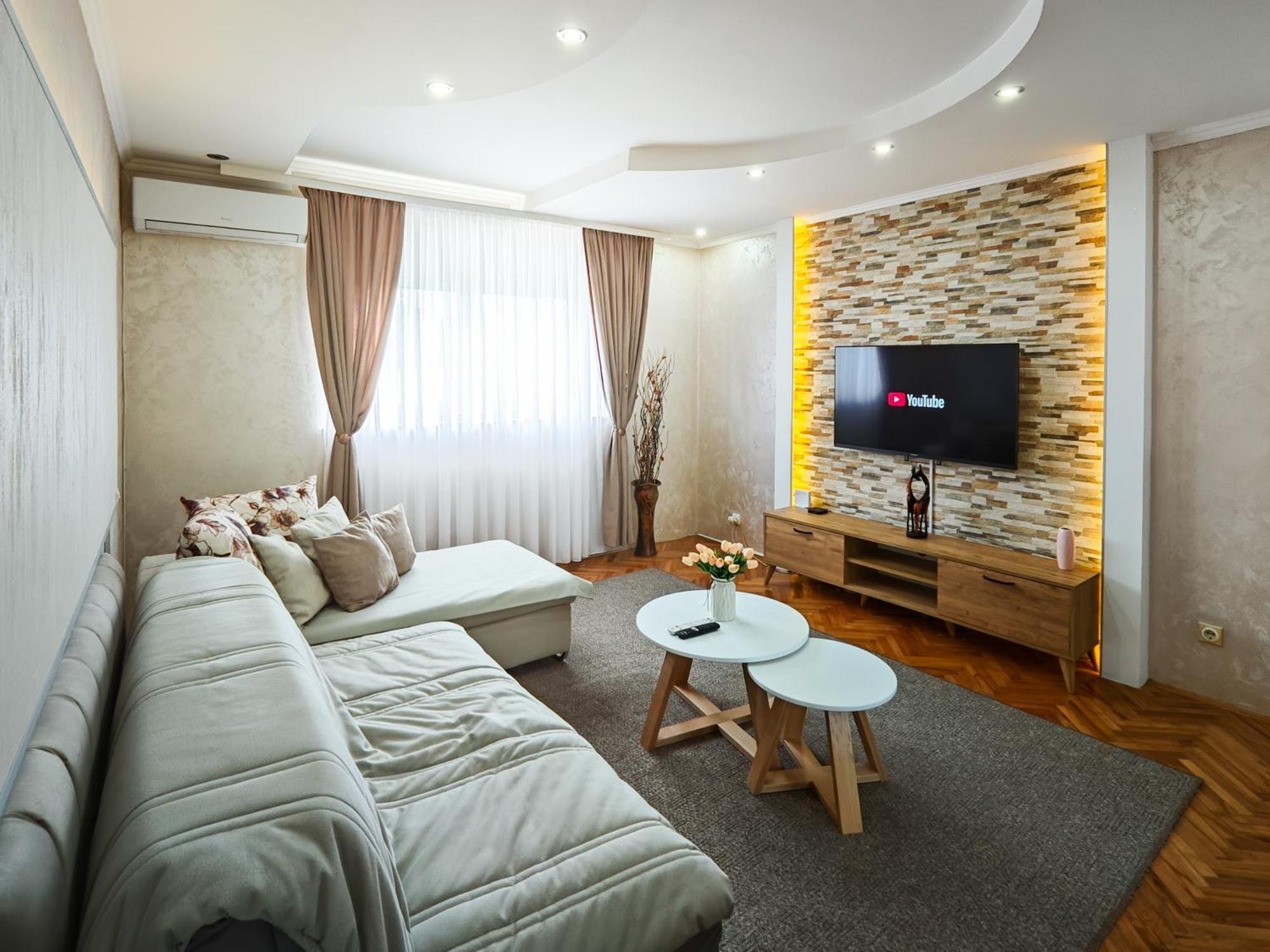 Apartman Julija Donji Milanovac Esterno foto