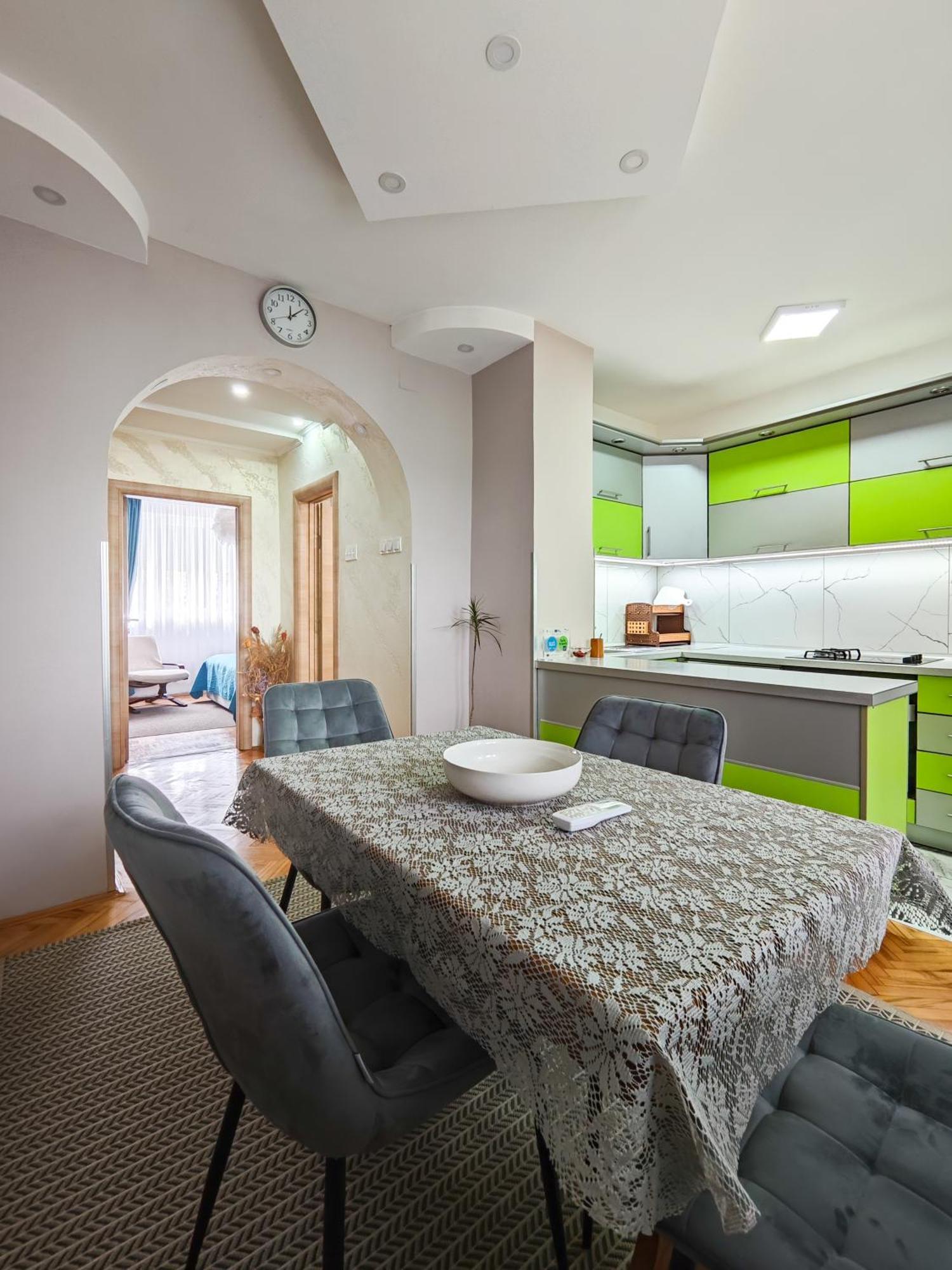 Apartman Julija Donji Milanovac Esterno foto